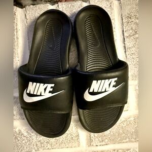 Black Nike slides size 7